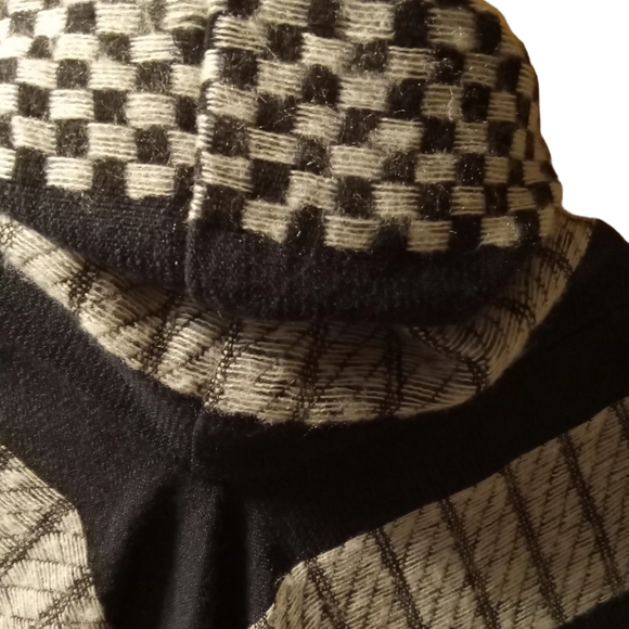 Winter Shaw. Size one size fits all. Like a XL. Dark Blue AND Grey. Very Clean. - Picture 5 of 11